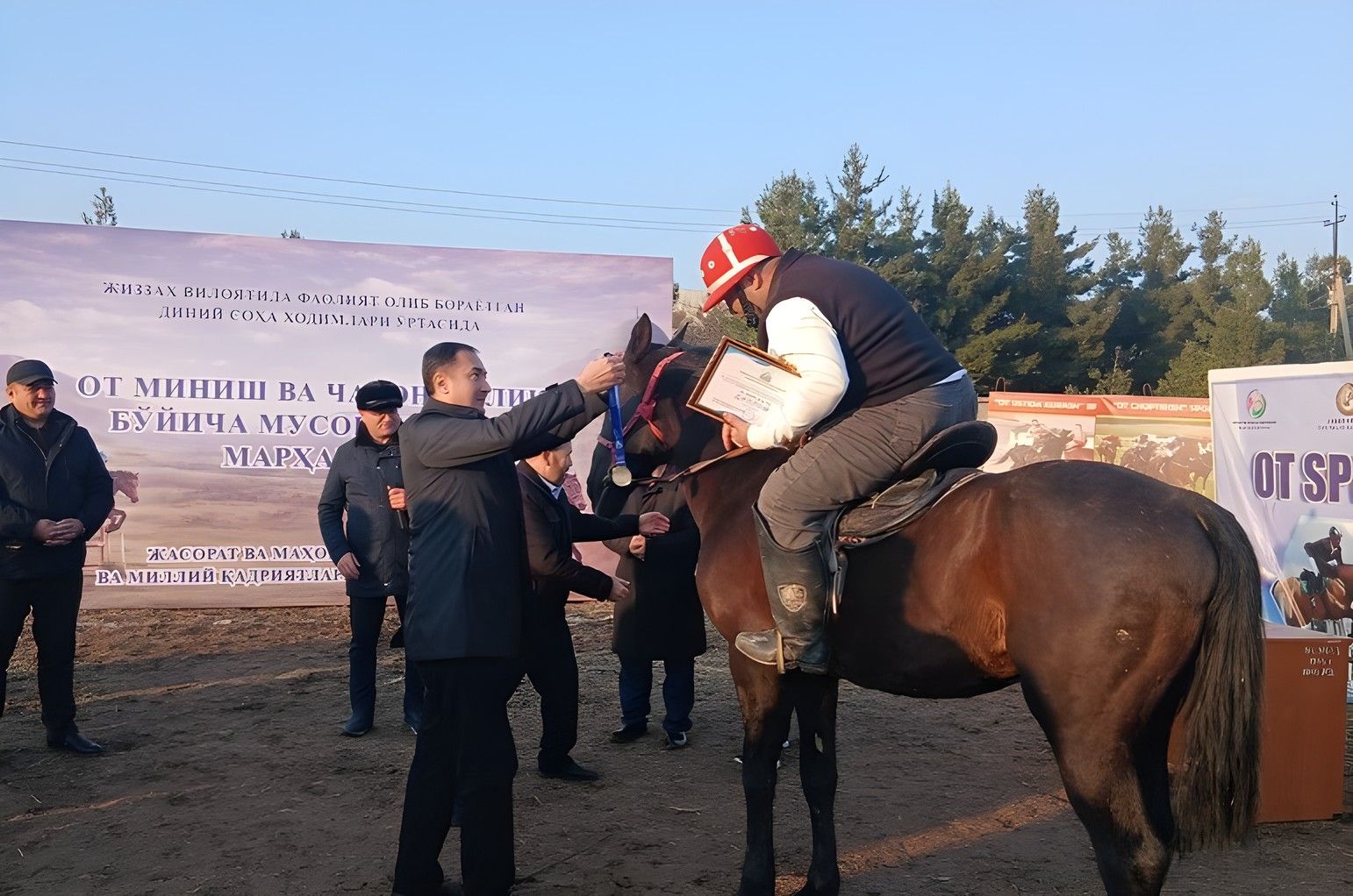 Jizzaxda chavandoz ot ustida diplom olmoqda