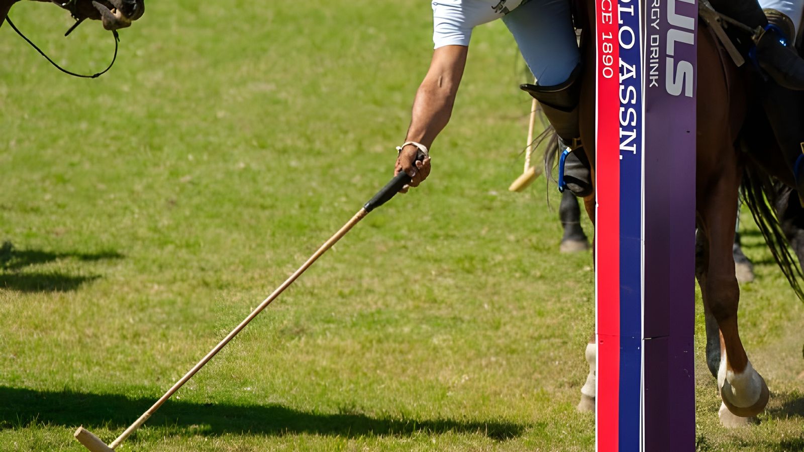 Oʻyinchi toʻpga zarba berish uchun egardan engashmoqda