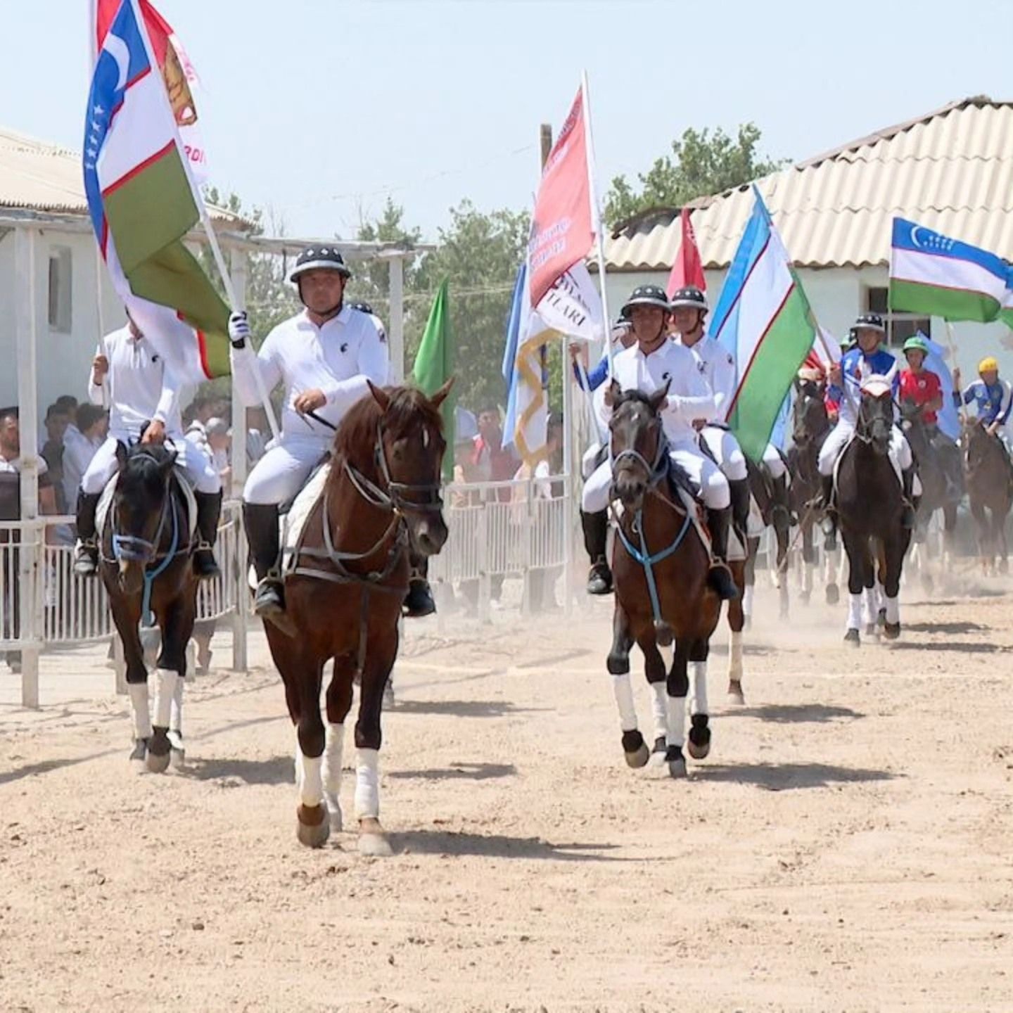 Termiz saralashida jamoalar bayroqlar bilan maydonga kirmoqda