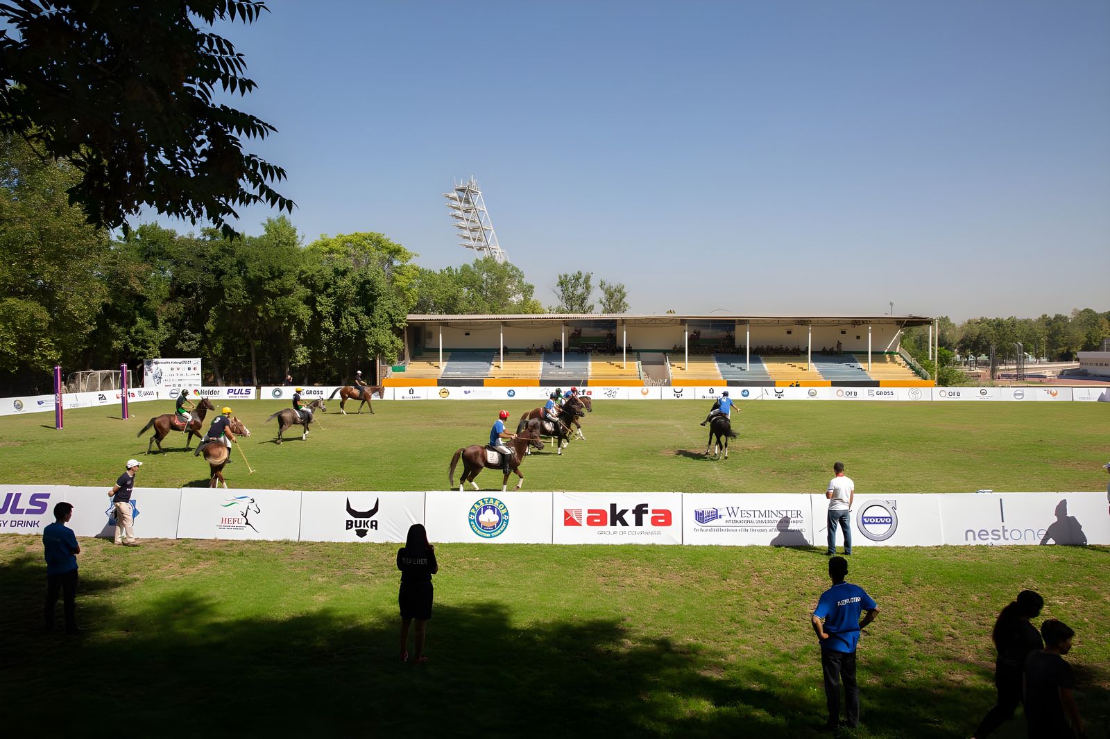 Quyoshli kunda stadiondagi polo maydoni