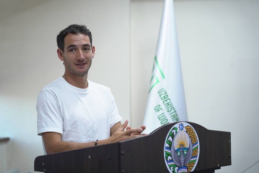Mehmon klub ochilishida talabalarga polo haqida soʻzlamoqda
