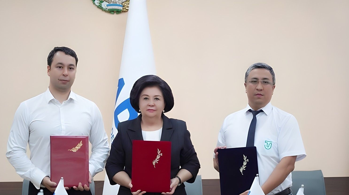 Uch tomon vakillari imzolangan memorandumni koʻrsatmoqda